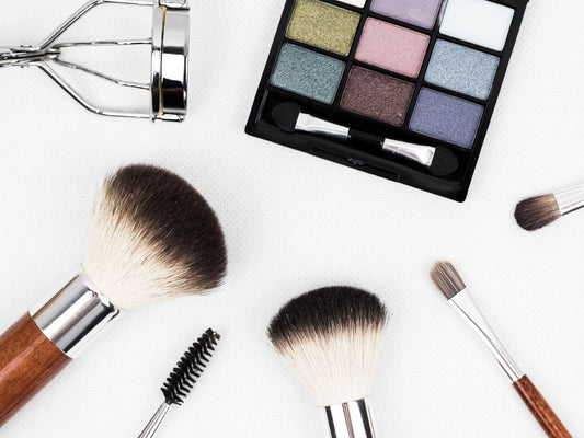 Make-up combineren met een outfit coverfoto