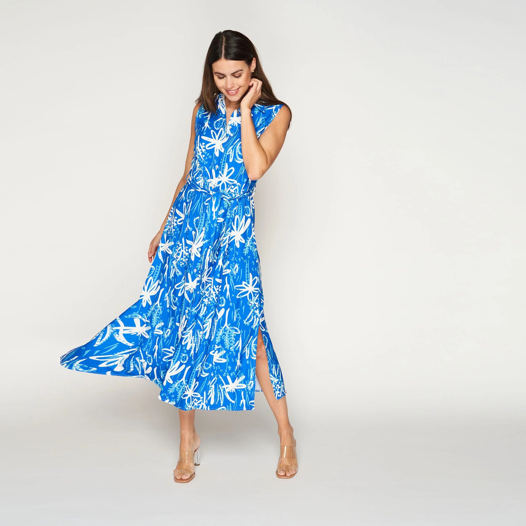 Lange mouwloze blauwe jurk met print