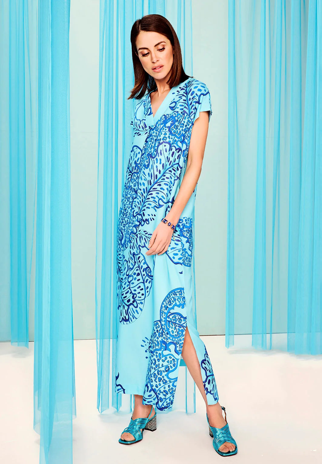 Een azure jurk met korte mouwen en voorzien van een print