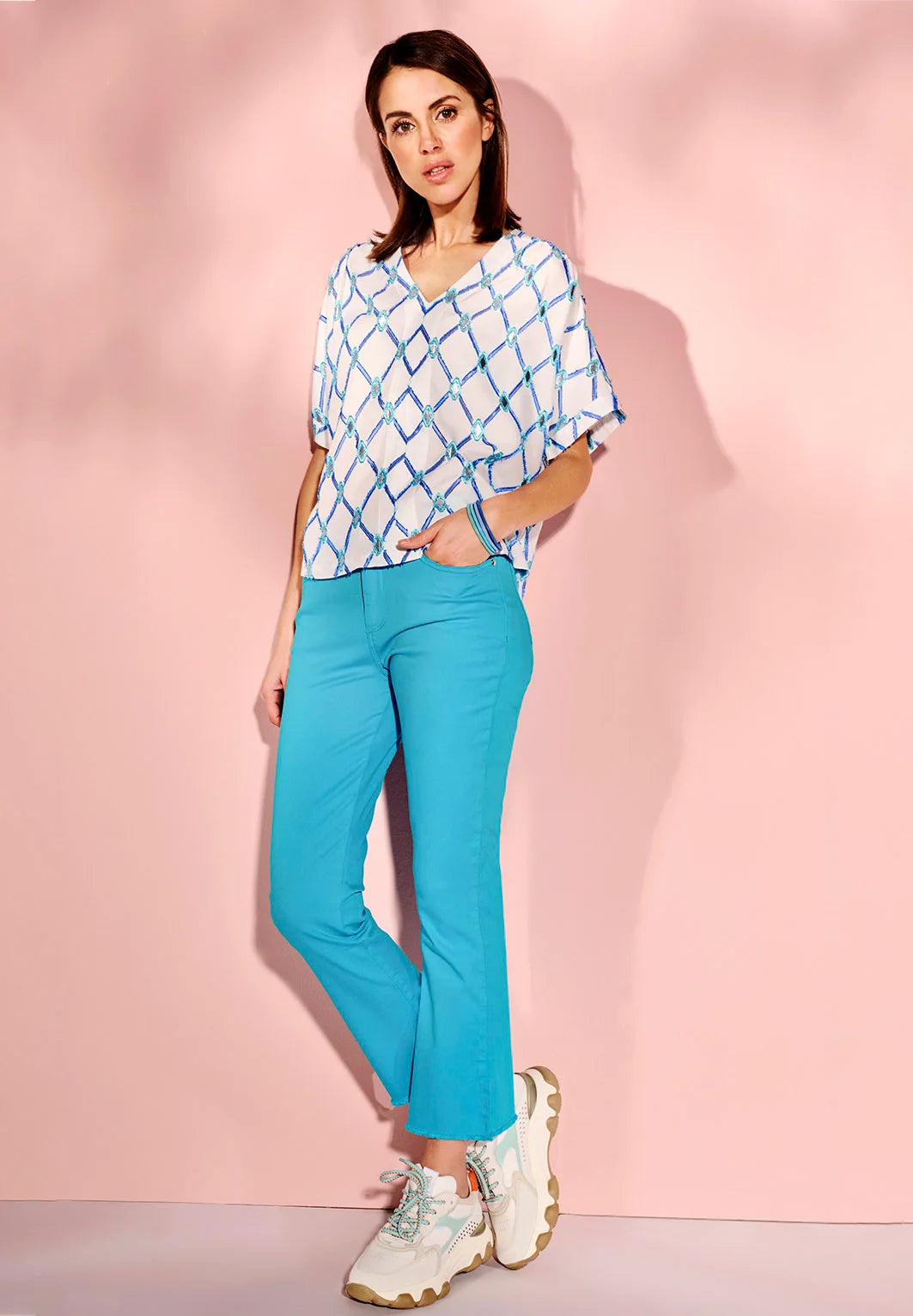 Azure broek en een blouse met azure afwerking erboven