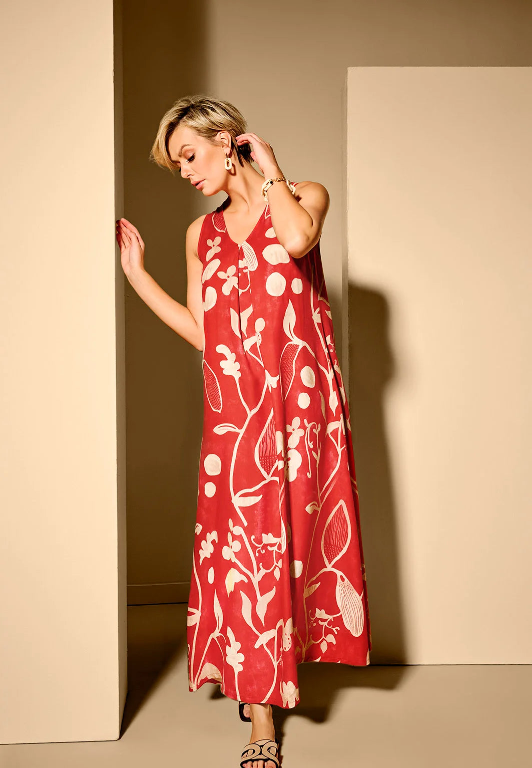 Een mouwloze jurk in het rood, voorzien van een print