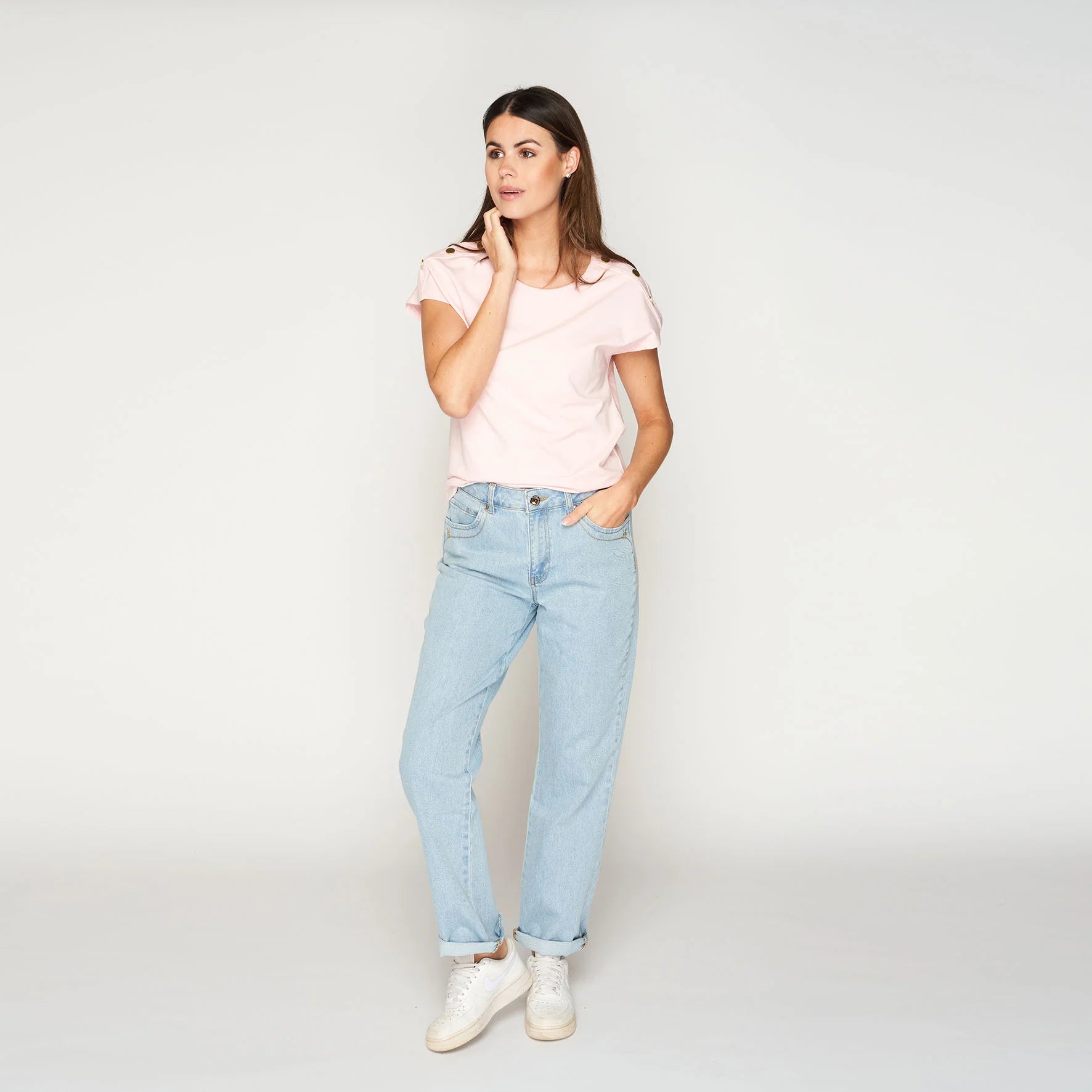 hippe jeans met een rose t-shirt erboven gecombineerd
