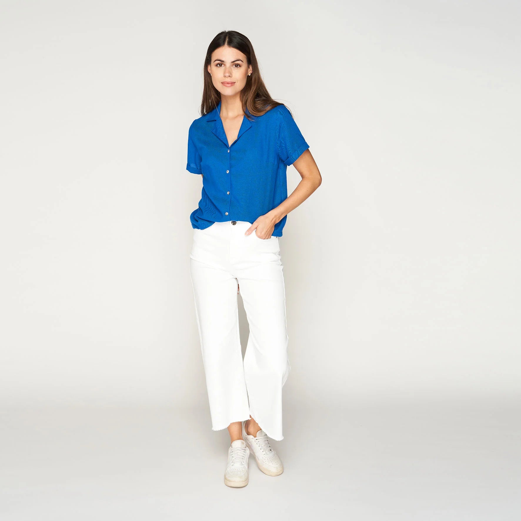Witte broek met rafels en een blauwe blouse
