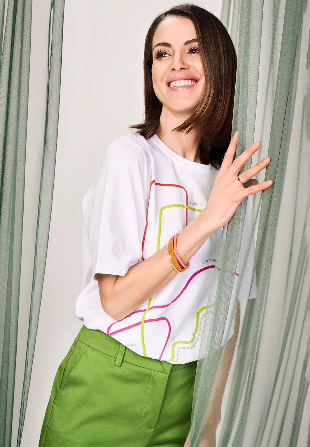 Een groene short gecombineerd met een witte t-shirt met kleurenprint
